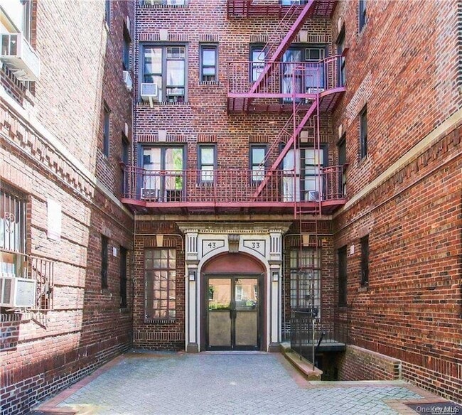Building Photo - 43-33 48th St Unit 6D