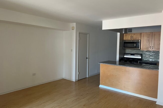 Building Photo - 222 W 14th St Rental