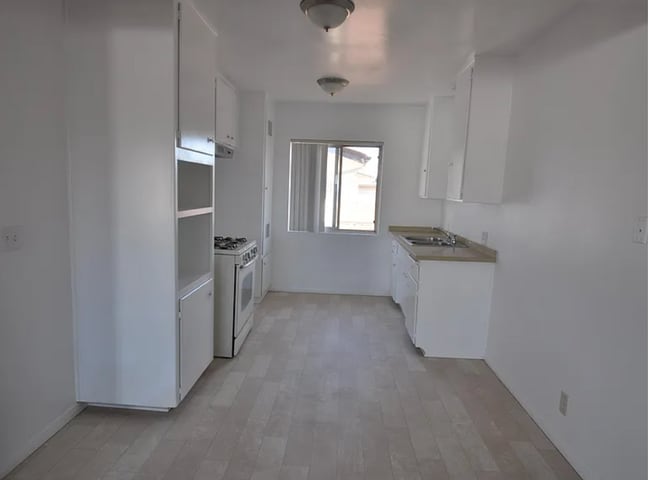 327 E Navilla Pl