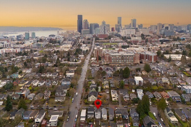 Photo - Duplex upper unit in Central District - Upper