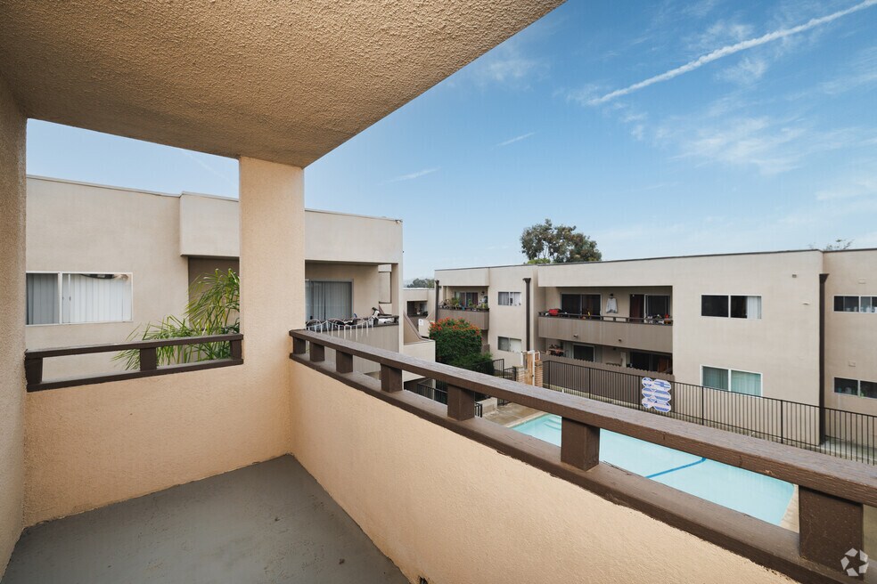 2BR, 1BA - 1,100SF - Balcony