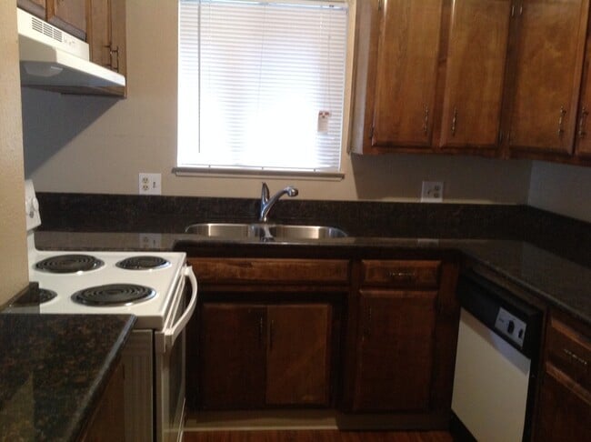 Photo - 631 N Lynora St