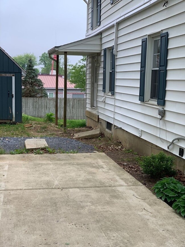 Photo - 2084 Broad St