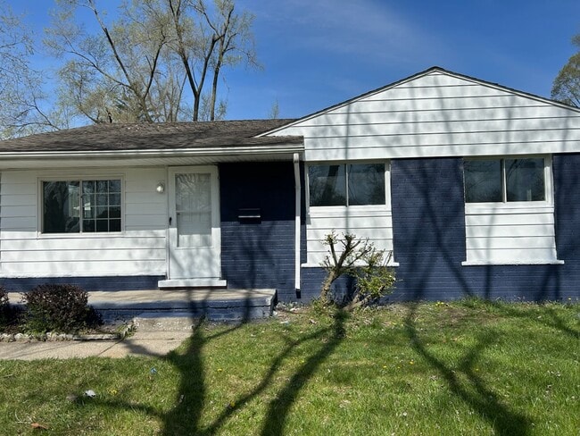 Building Photo - 696 Oswego Ave