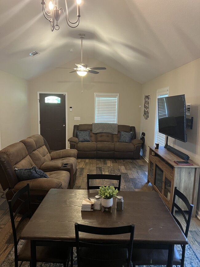 Photo - 210 Griffin St