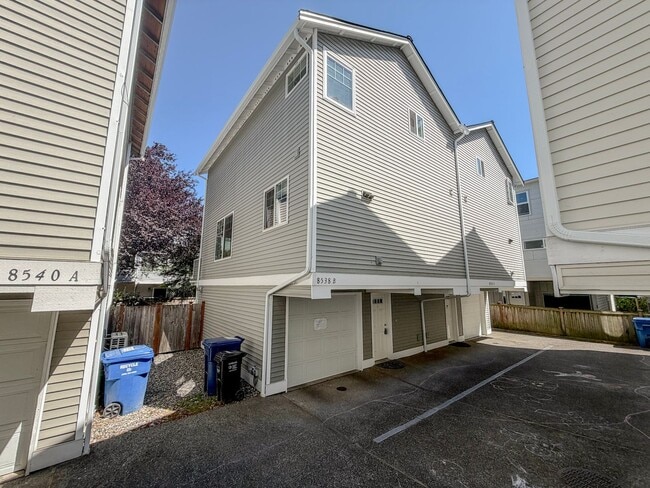 Building Photo - 3bd/2bth North Green Lake Townhome, $3,250/mo.