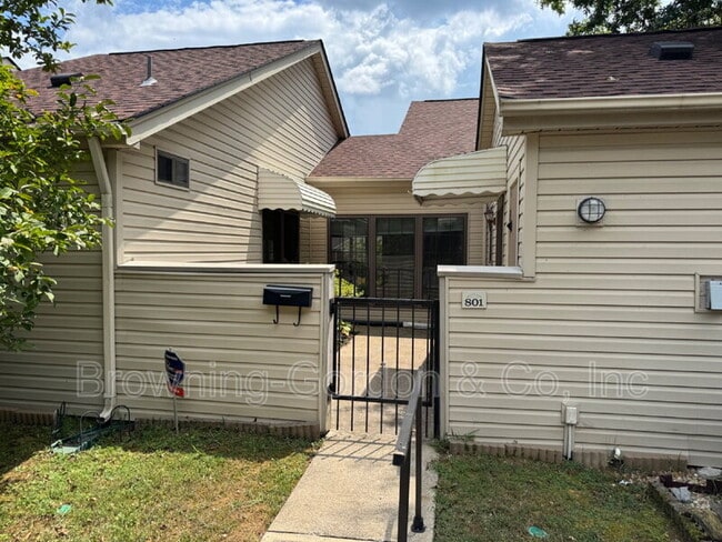 Building Photo - 801 Laurel Hill Dr Rental