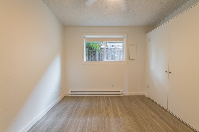 Bel Aire Court | Bedroom