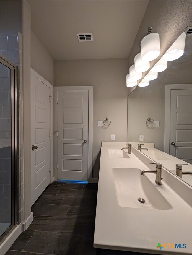 Building Photo - 506 Creekside Frst