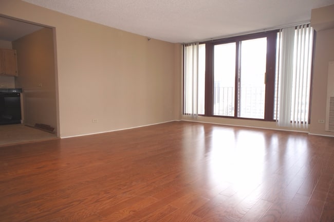 Photo - 200 N Dearborn St
