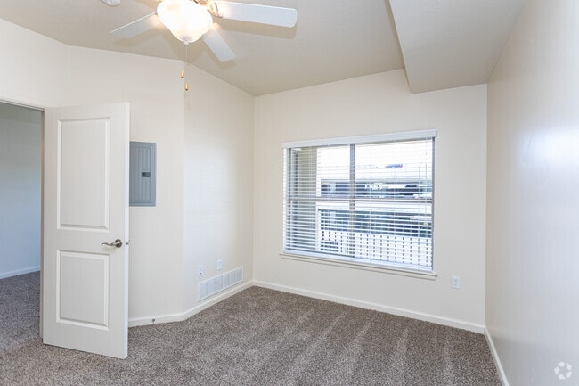 2BR, 2BA - 868SF - Primary Bedroom - Liberty Center