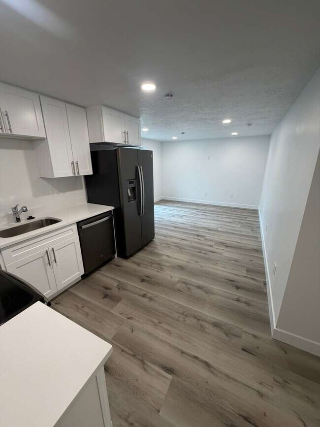 Photo - 63 E Ferndell St Unidad #Basement
