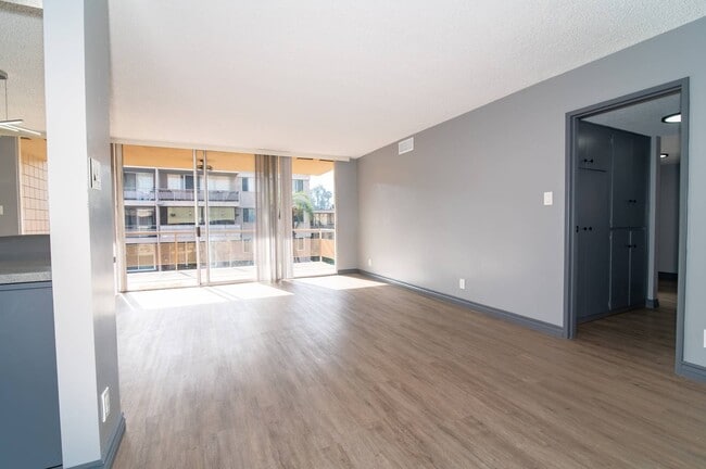 Building Photo - 6979 Palm Ct Unit 220