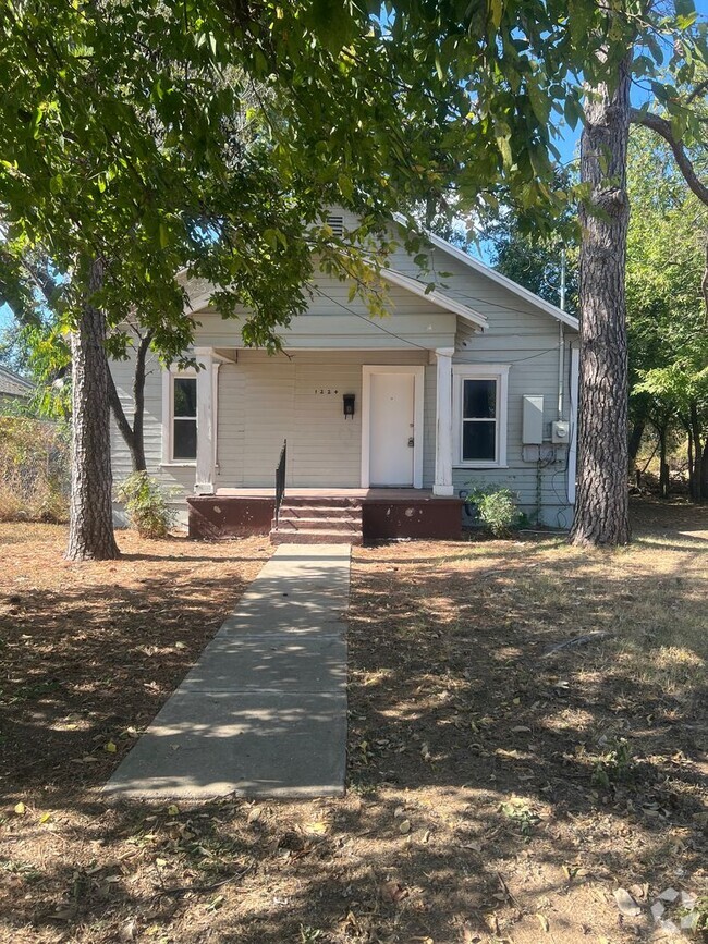 Building Photo - East Waco, Corner lot, Large backyard Rental