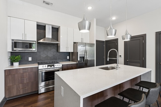 Photo - 112 Rogers St NE
