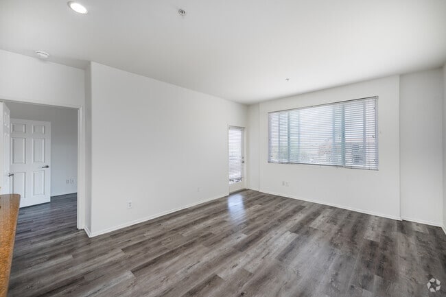 2BR, 2BA - 1007SF - Living Room