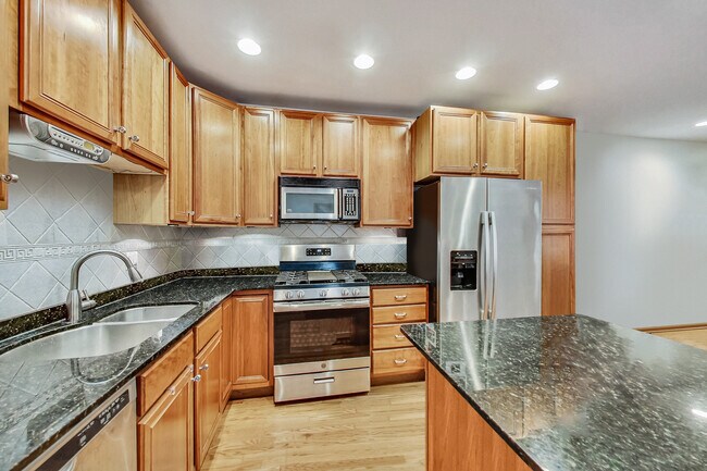 Photo - 917 W Lakeside Pl Unit 1W
