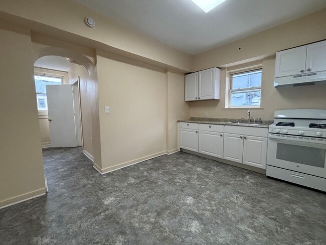 Building Photo - 380 East Ave Unit 380-1