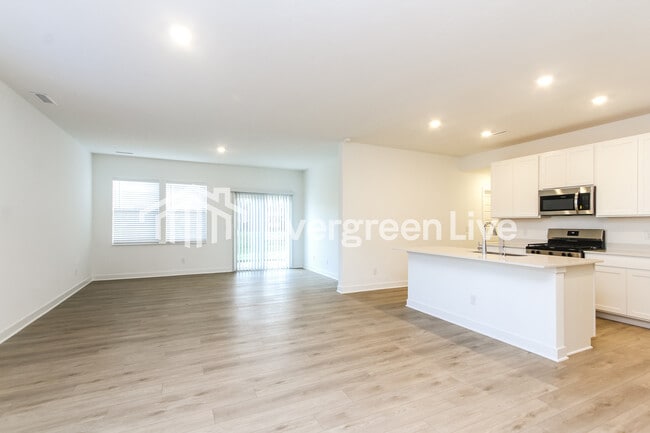 Photo - 3427 Merton St