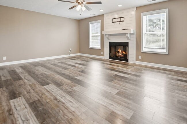 Photo - Pet Friendly Four Bedroom in Rossview!