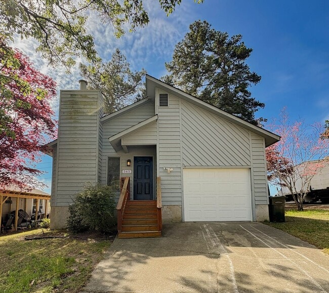 Building Photo - 3 Bedroom 2 Bathroom Home- Small Pets Okay