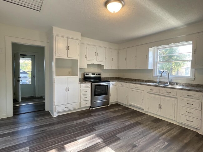 Photo - 597 N Forest St