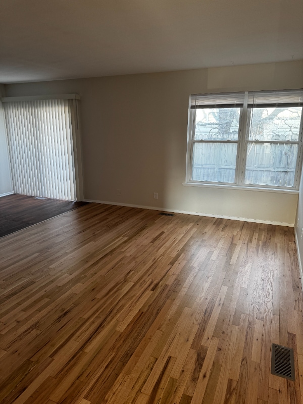 Building Photo - 609 E 5th St