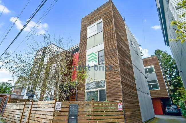 Photo - 2 BED & 1.5 BATH TOWNHOME FOR RENT