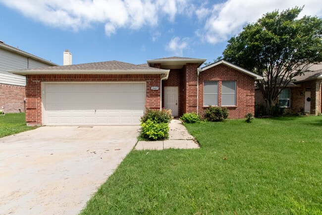 Building Photo - 2405 Spruce Ct