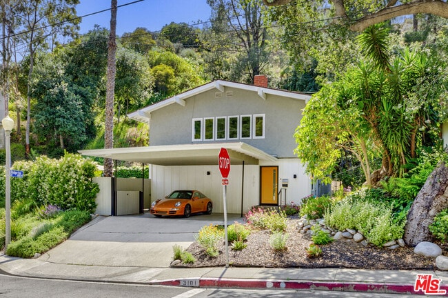 3101 Beachwood Dr