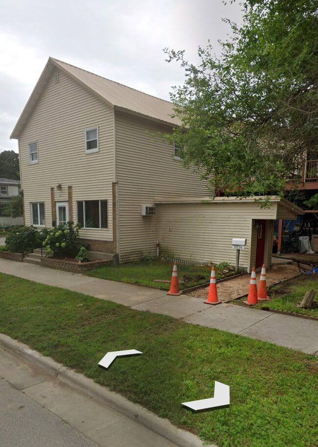 Building Photo - 801 Miller St Unit Basement Apartment