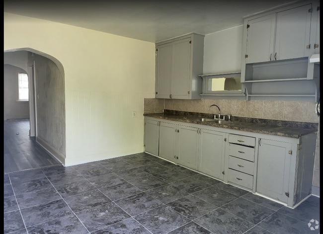 Building Photo - 2121-2123 S 17th St Unit 2121 Lower North Rental