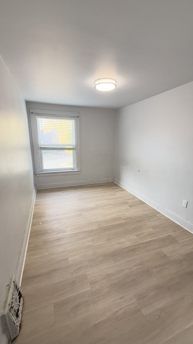 Photo - 2-4587 Mallette Crescent Unit 2 - 4585