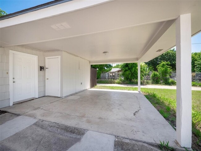 Photo - 908 W Lamar Ave