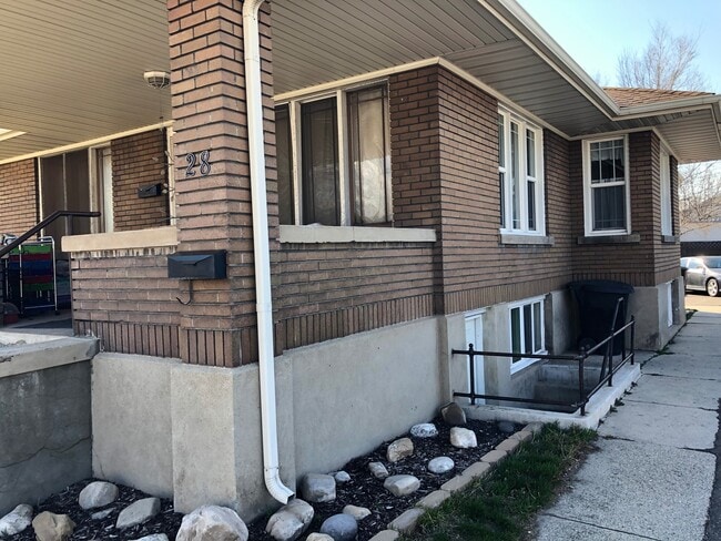 Building Photo - Chang Duplex Unit Downstairs