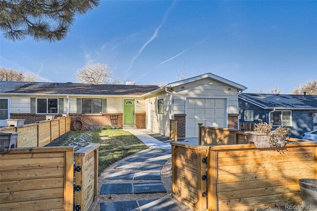 Meticulously Maintained 4-Bedroom Duplex - Meticulously Maintained 4-Bedroom Duplex House