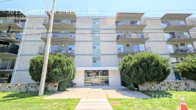 Building Photo - Minutes away from UofW Unit 204