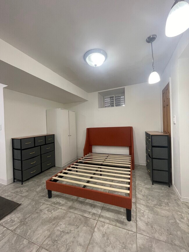 Photo - 1014 E 82nd St Unidad Apt#B-1