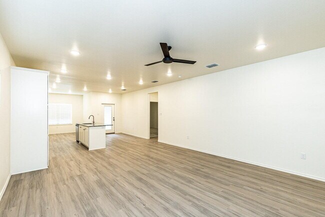 Photo - 5549 Lehigh St