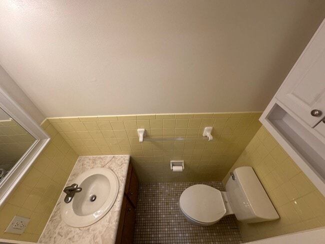 Photo - SPACIOUS TOWNHOME IN WILLOW TERRACE