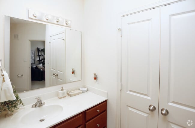 2BR, 2BA - 1094 SF