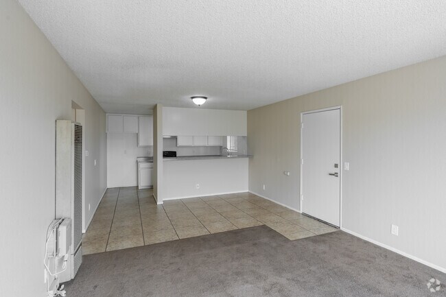 2BR, 2BA - 700SF - Living Room, Kitchen