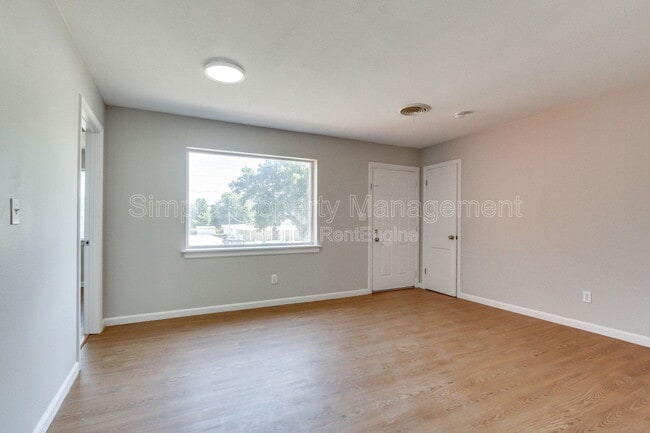 Photo - 813 S Midwest Blvd