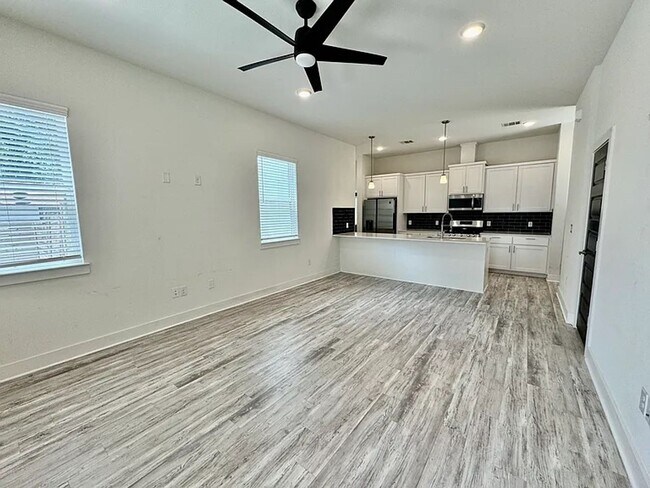 Photo - Modern Farmhouse montopolis