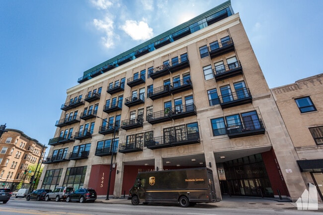 Building Photo - 1645 W Ogden Ave Unit 718 Rental