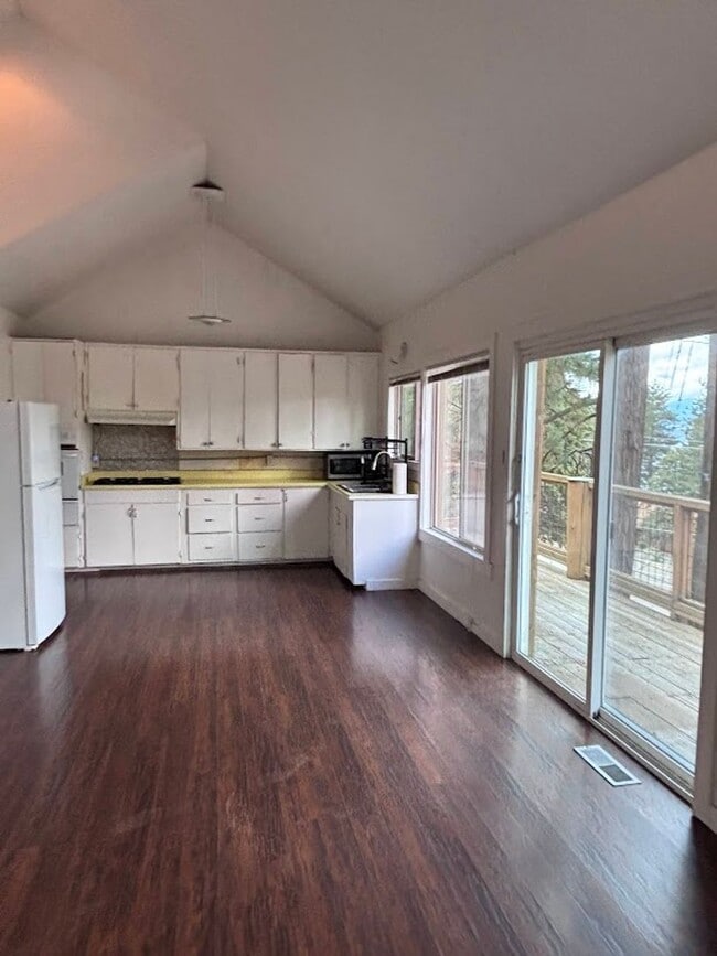 Building Photo - 405 - BEAVER DUPLEX Unit BEAVER - UPPER