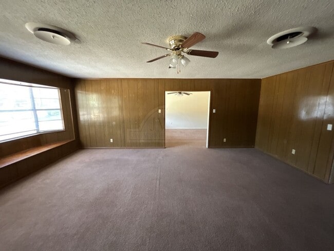 Photo - 208 Oak St