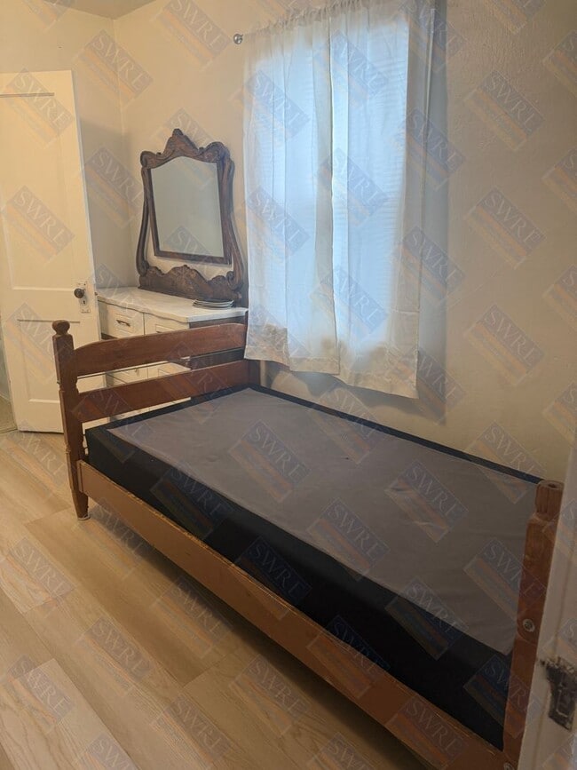 Photo - 915 Lee St Unit 1/2