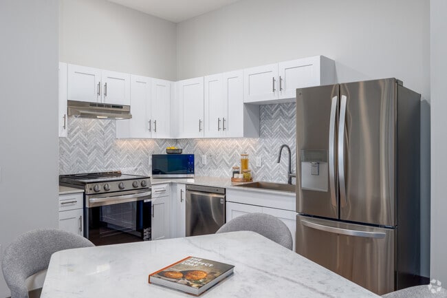 Rome 1BR, 1BA - 731SF - Kitchen & Dining Room