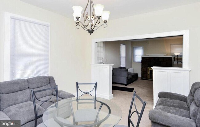 Photo - 1011 Douglas St NE